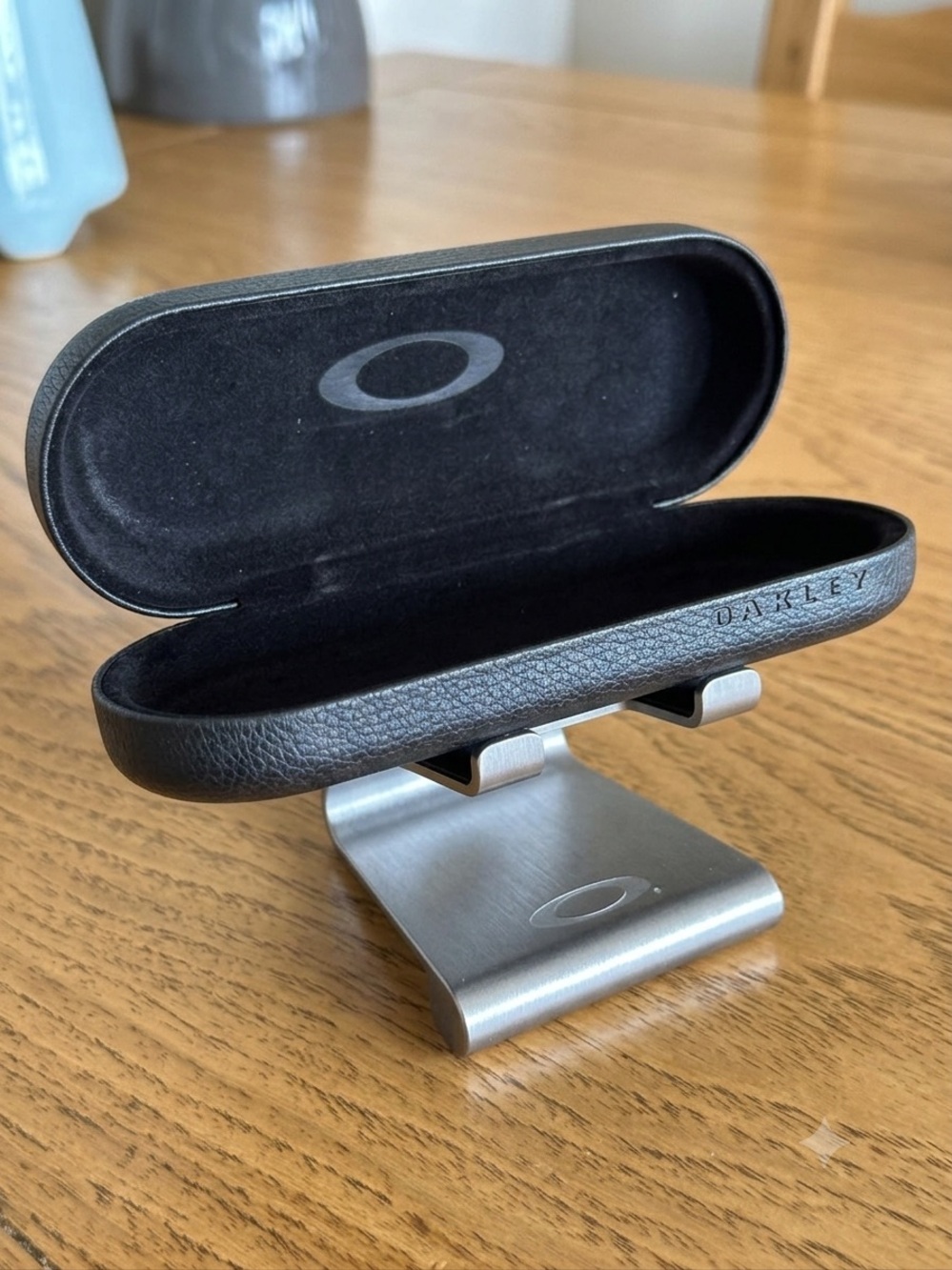 Authentic Oakley Black Pebbled Faux Leather Hard Clamshell Glasses Case Only